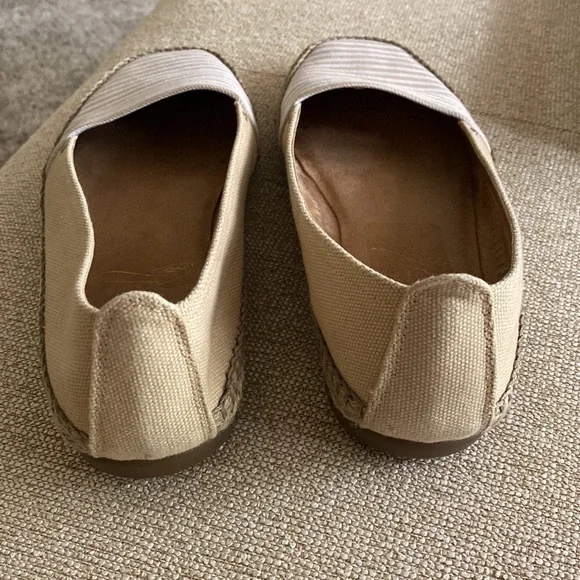Aerosoles Loafers Beige Stripe Fabric Upper
Size 9.5 - Picture 2 of 5